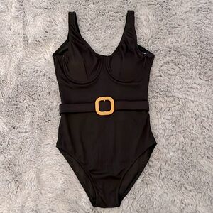GORGEUS BLACK FITTED FULL PIECE SWIMSUIT